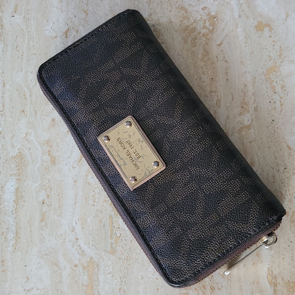 Michael Kors Signature Wallet - Picture 8 of 16